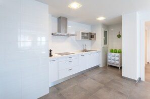 KylskÄp, mikrovÄgsugn, spishÀll och diskmaskin
