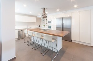 Kjøleskap, mikrobølgeovn, ovn og oppvaskmaskin