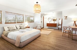 4 habitaciones, escritorio y tabla de planchar con plancha 