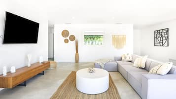 Smart TV, chimenea, servicios de streaming y estéreo