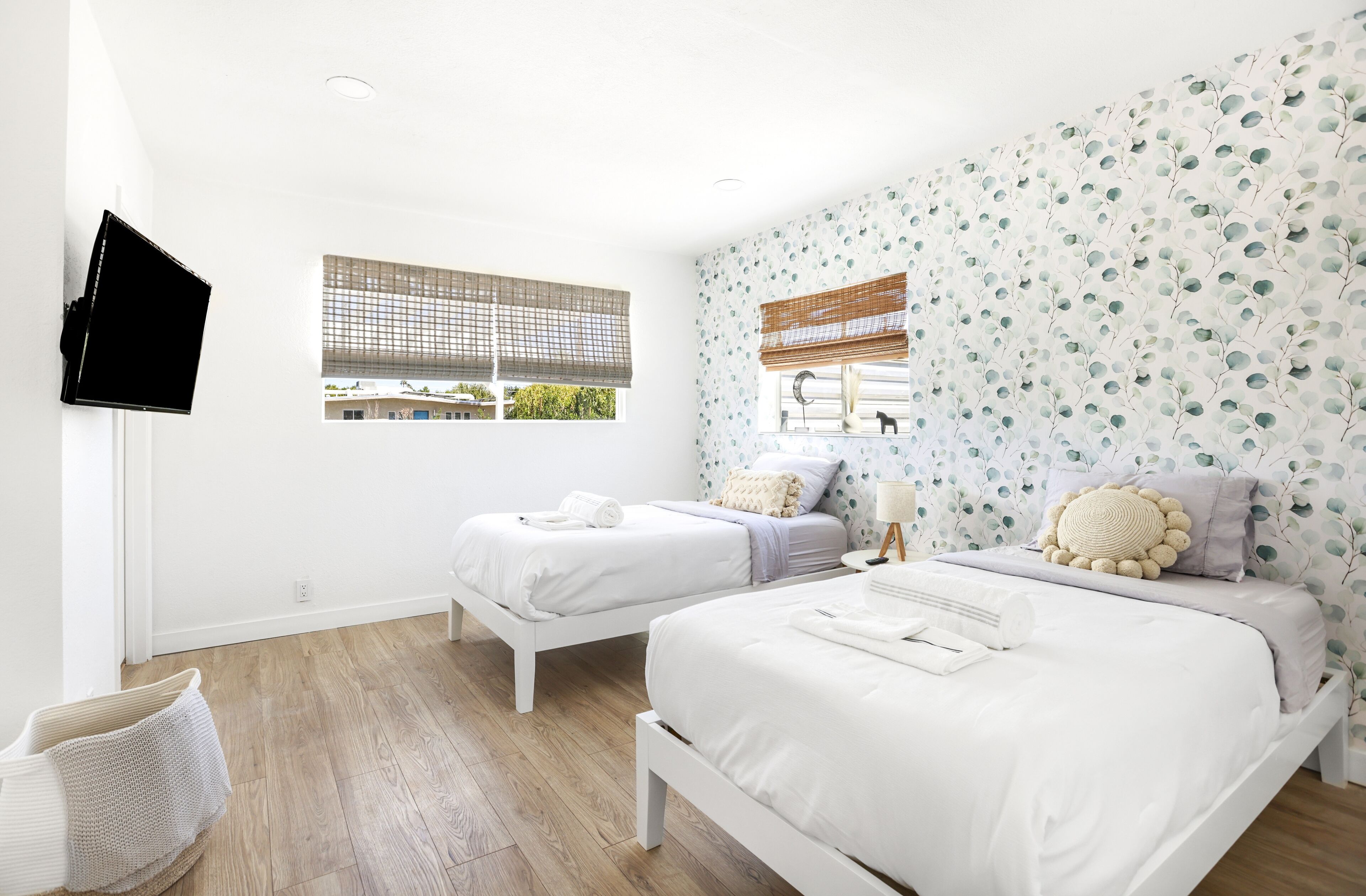 4 bedrooms, desk, iron/ironing board, travel crib