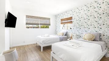 4 bedrooms, desk, iron/ironing board, travel crib