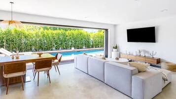 Smart-TV, Kamin, Streaming-Dienste, Stereoanlage