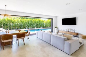 Smart TV, fireplace, streaming services, stereo - Chez Alain & Michou (Palm Springs)