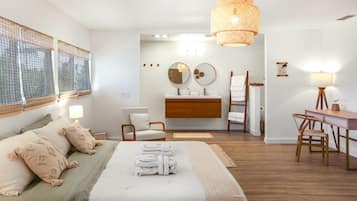 4 habitaciones, escritorio y tabla de planchar con plancha