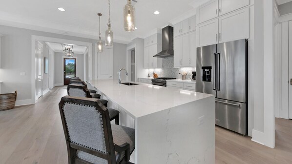 冷蔵庫、電子レンジ、オーブン、コンロ