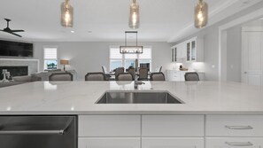 冷蔵庫、電子レンジ、オーブン、コンロ