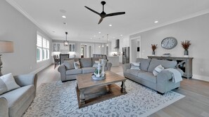 テレビ、暖炉、書庫