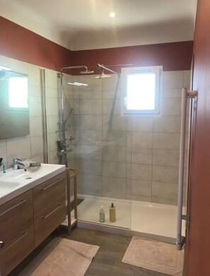 Douche, sèche-cheveux, serviettes fournies, papier toilette