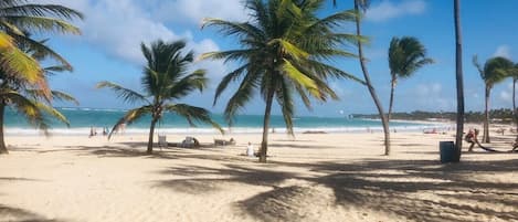 Beach nearby, sun loungers, beach towels