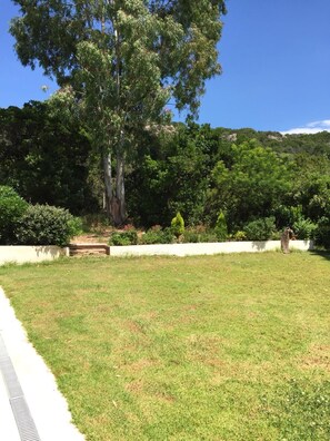 Property grounds - RENTED CHARMING HOUSE IN CORSICA 3 MIN WALK FROM THE SEA - 3 BEDROOMS - 6 PEOPLE (Pietrosella)