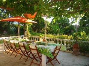 Outdoor dining - RENTED CHARMING HOUSE IN CORSICA 3 MIN WALK FROM THE SEA - 3 BEDROOMS - 6 PEOPLE (Pietrosella)