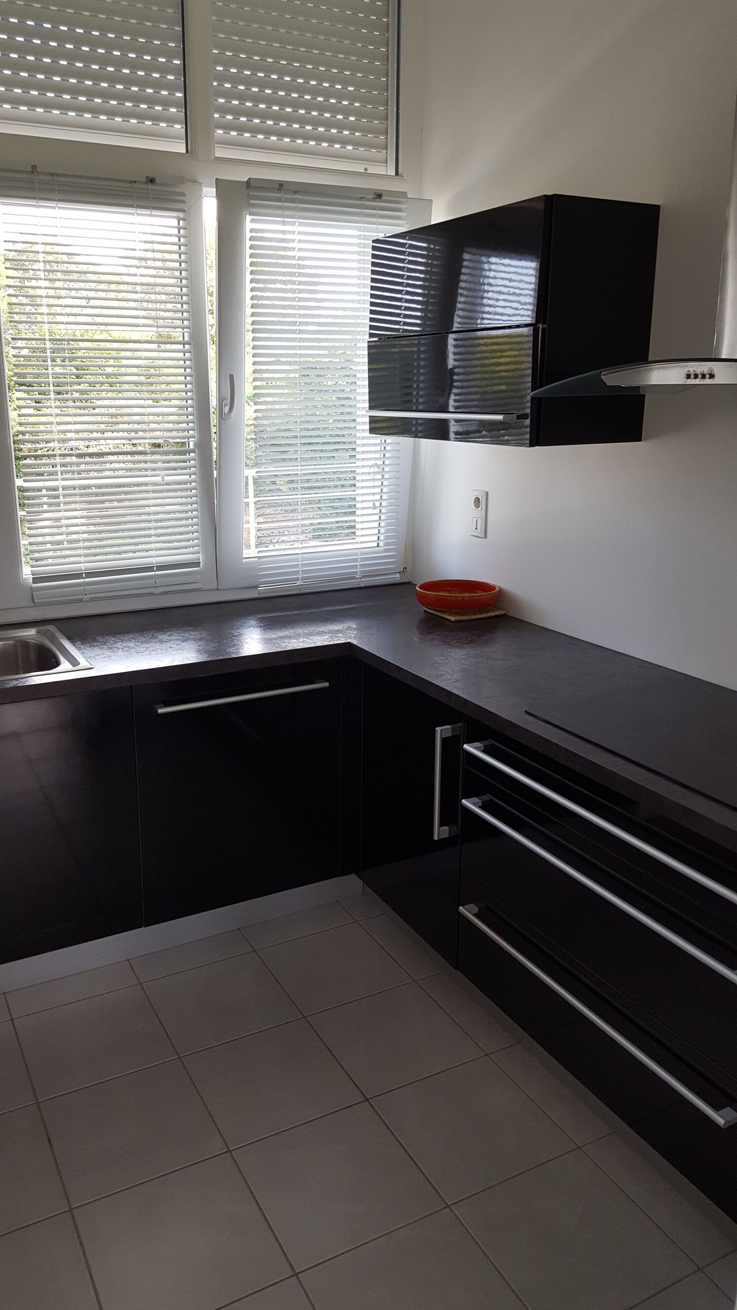 Apartment  bright and quiet , whith a sea view .