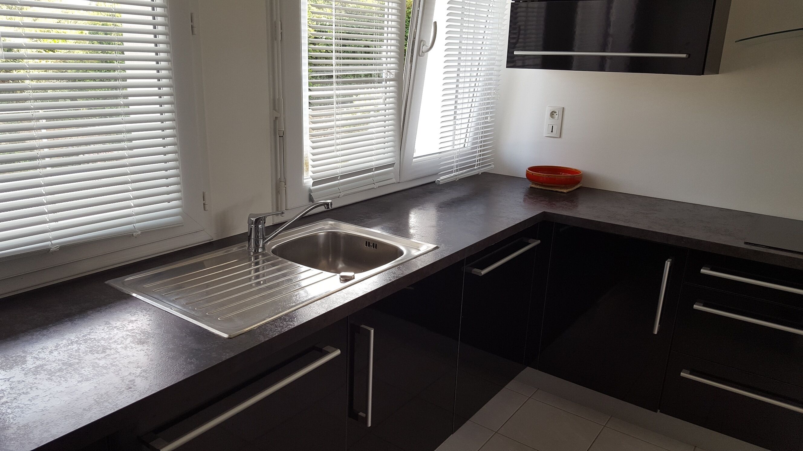 Apartment  bright and quiet , whith a sea view .