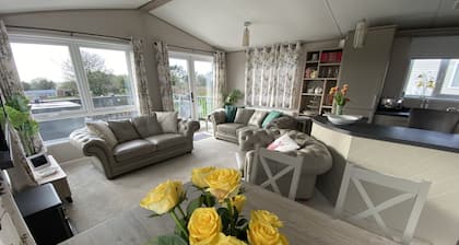 Twilight Lodge & Hot Tub (2 Bd rm) 2.5 miles to beach, peaceful setting.