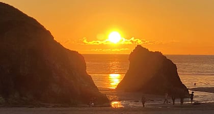 Twilight Lodge & Hot Tub (2 Bd rm) 2.5 miles to beach, peaceful setting.