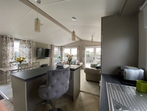Smart TV - Twilight Lodge & Hot Tub (2 Bd rm) 2.5 miles to beach, peaceful setting. (Truro)