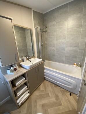 Combined shower/tub, hair dryer, towels, soap - Twilight Lodge & Hot Tub (2 Bd rm) 2.5 miles to beach, peaceful setting. (Truro)
