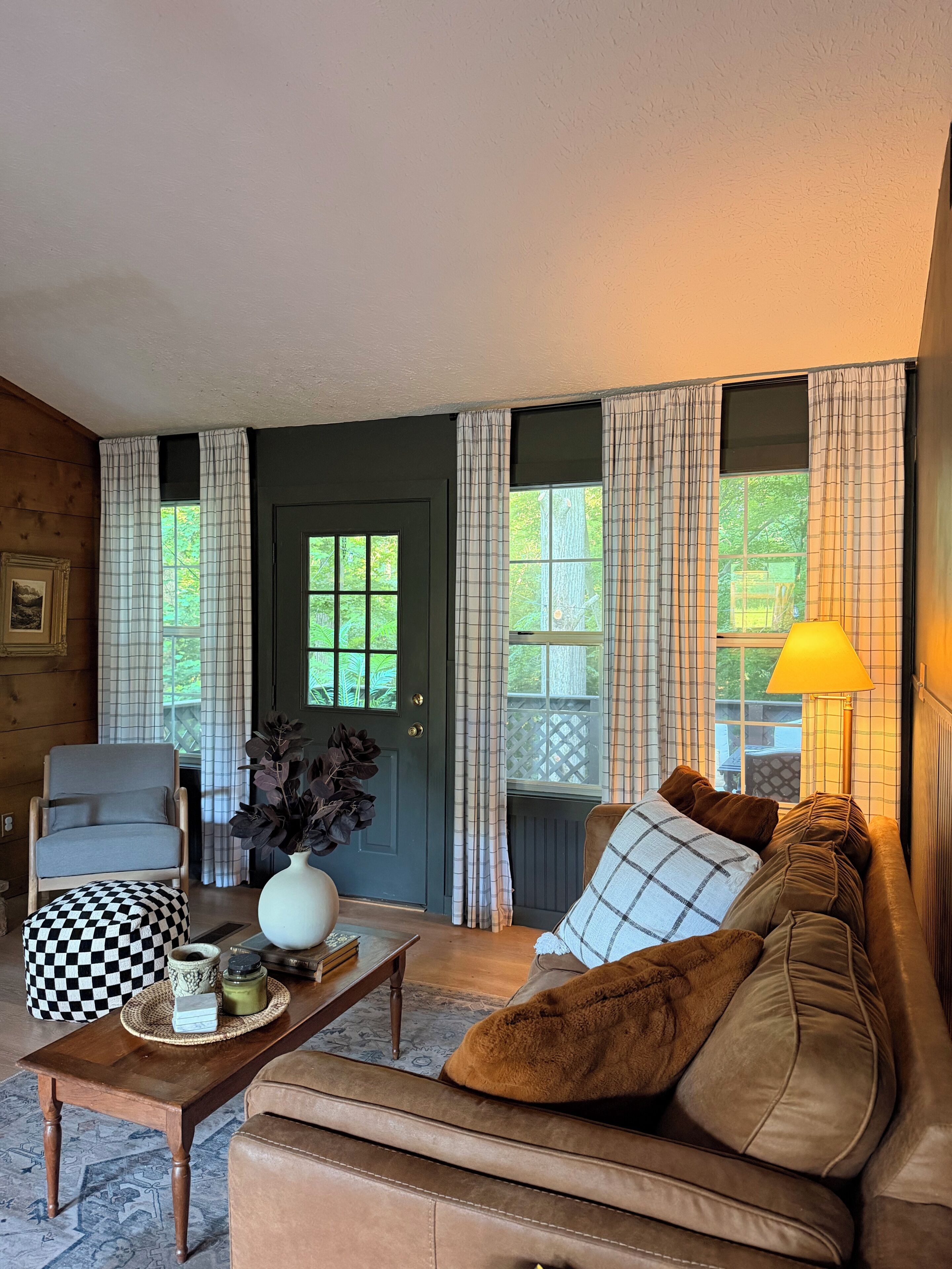 TV connectée, cheminée, livres