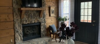 Cozy lakeside cottage- fire pit/lake access