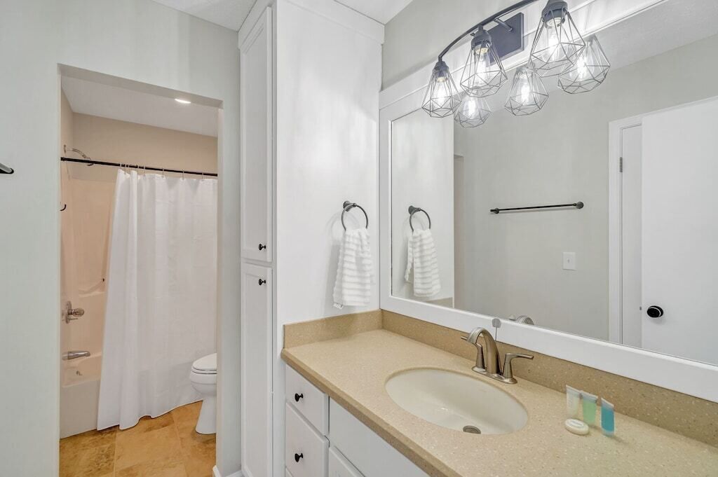 Combined shower/bathtub, hair dryer, towels