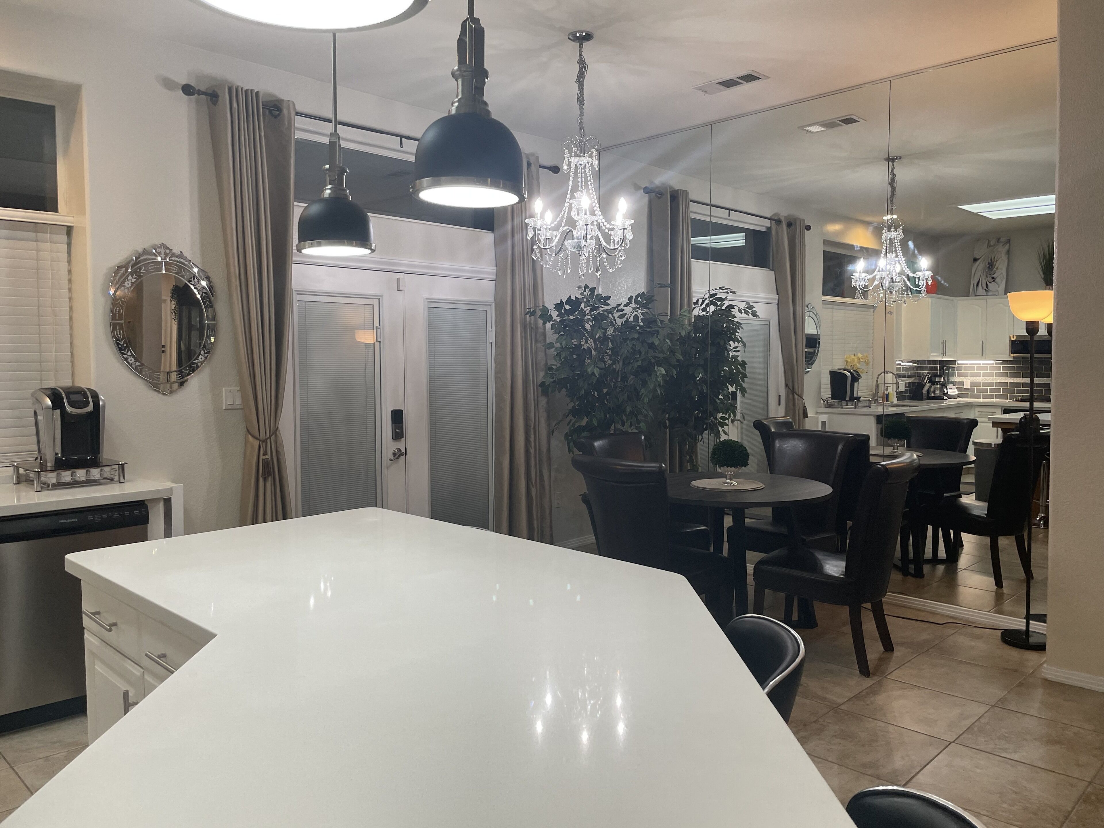 Cozy 4BR/2BA Near Belcourt Seven Oaks