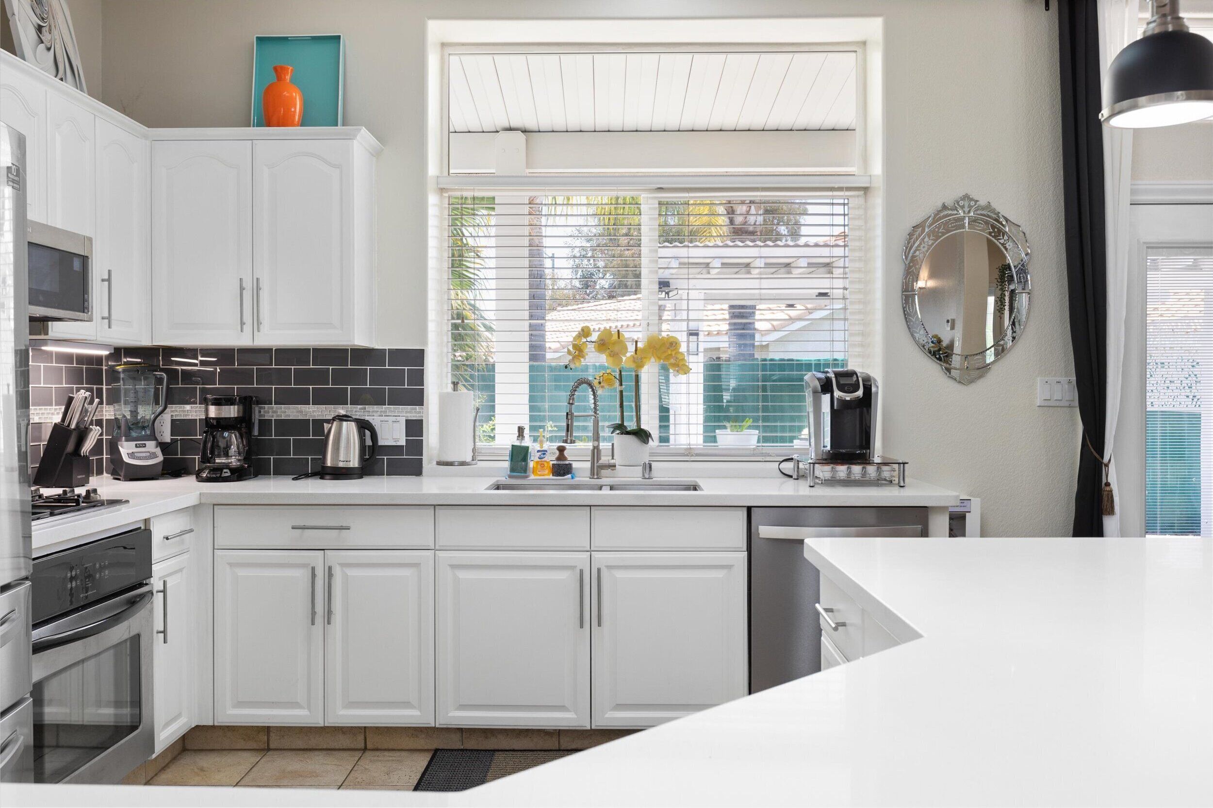 Cozy 4BR/2BA Near Belcourt Seven Oaks