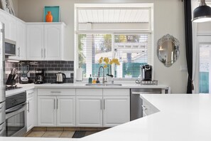 Private kitchen - Cozy 4BR/2BA Near Belcourt Seven Oaks (Bakersfield)