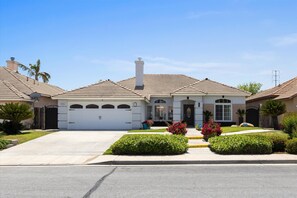 Exterior - Cozy 4BR/2BA Near Belcourt Seven Oaks (Bakersfield)