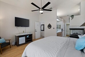 Master bedroom with cal king bed.  - Cozy 4BR/2BA Near Belcourt Seven Oaks (Bakersfield)