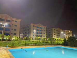 Outdoor pool - Charming 100m² furnished apartment with security. (Yaoundé)
