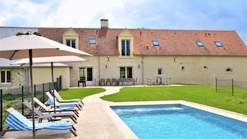 Una piscina al aire libre, una piscina climatizada