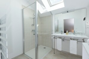 Combined shower/bathtub, hair dryer, towels, soap