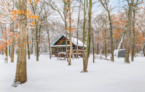 Genuine Log Cabin with large yard in a small quaint town across from Fish Lake