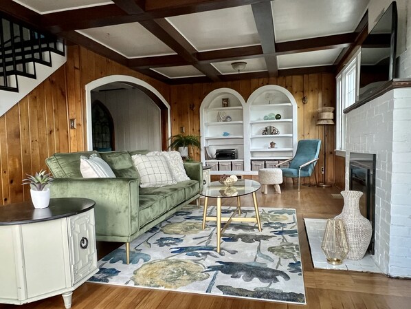 Smart TV, fireplace, table tennis, stereo