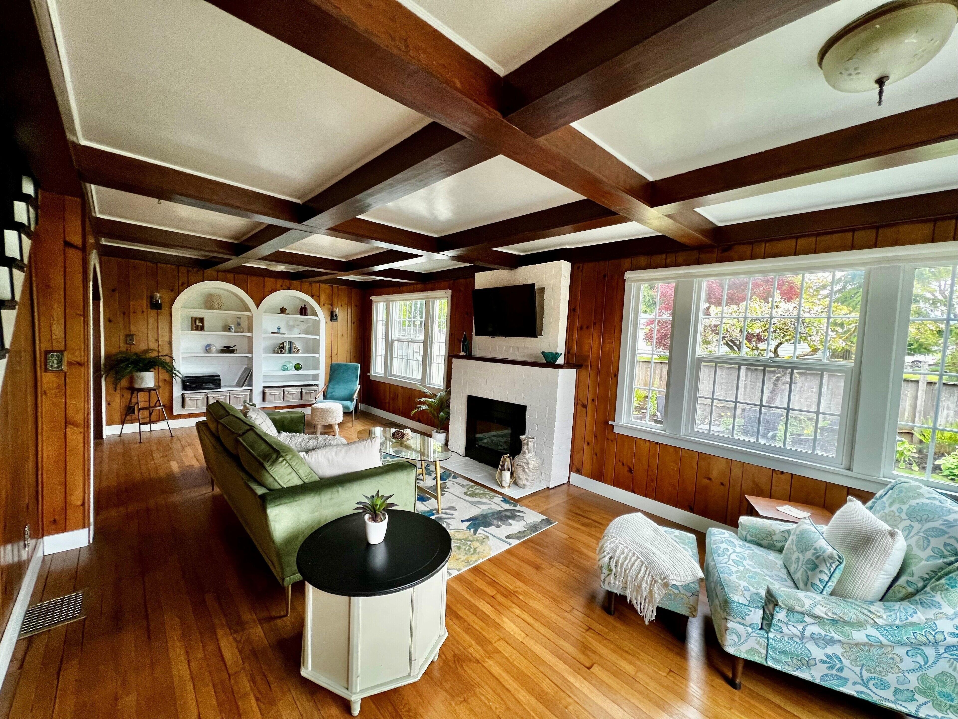 تلفزيون ذكي، مدفأة، تنس طاولة، ستيريو