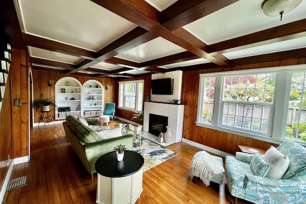 Una Smart TV, una chimenea, una mesa de tenis de mesa