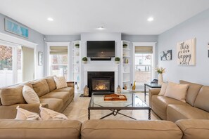 Smart-TV, Kamin, Bücher, Drucker