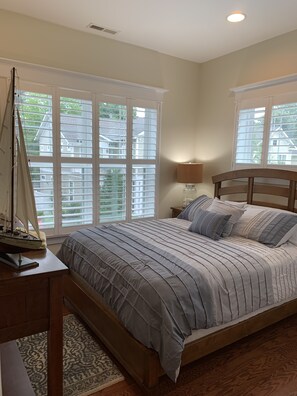 5 bedrooms, desk, iron/ironing board, WiFi