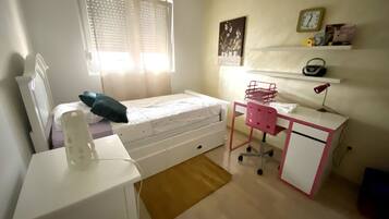 1 bedroom, desk, WiFi
