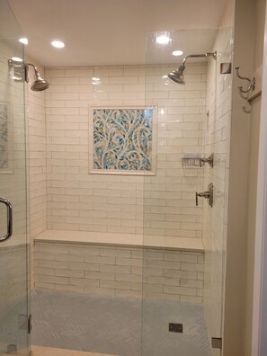 Baignoire, séchoir à cheveux, serviettes fournies, papier de toilette