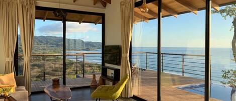 Una televisión de pantalla plana