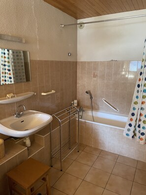 Badewanne, Haartrockner, Bidet
