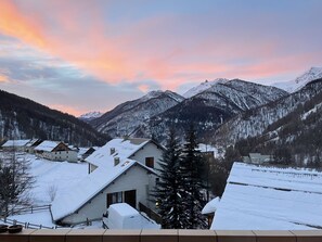 A snow-covered village with traditional houses and a mountain backdrop. - Spacious, comfortable apartment at the foot of the slopes (Arvieux)