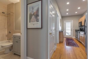 Bathtub, hair dryer, towels - Clean and convenient w/ patio! Walk to Boston highlights! (Boston)