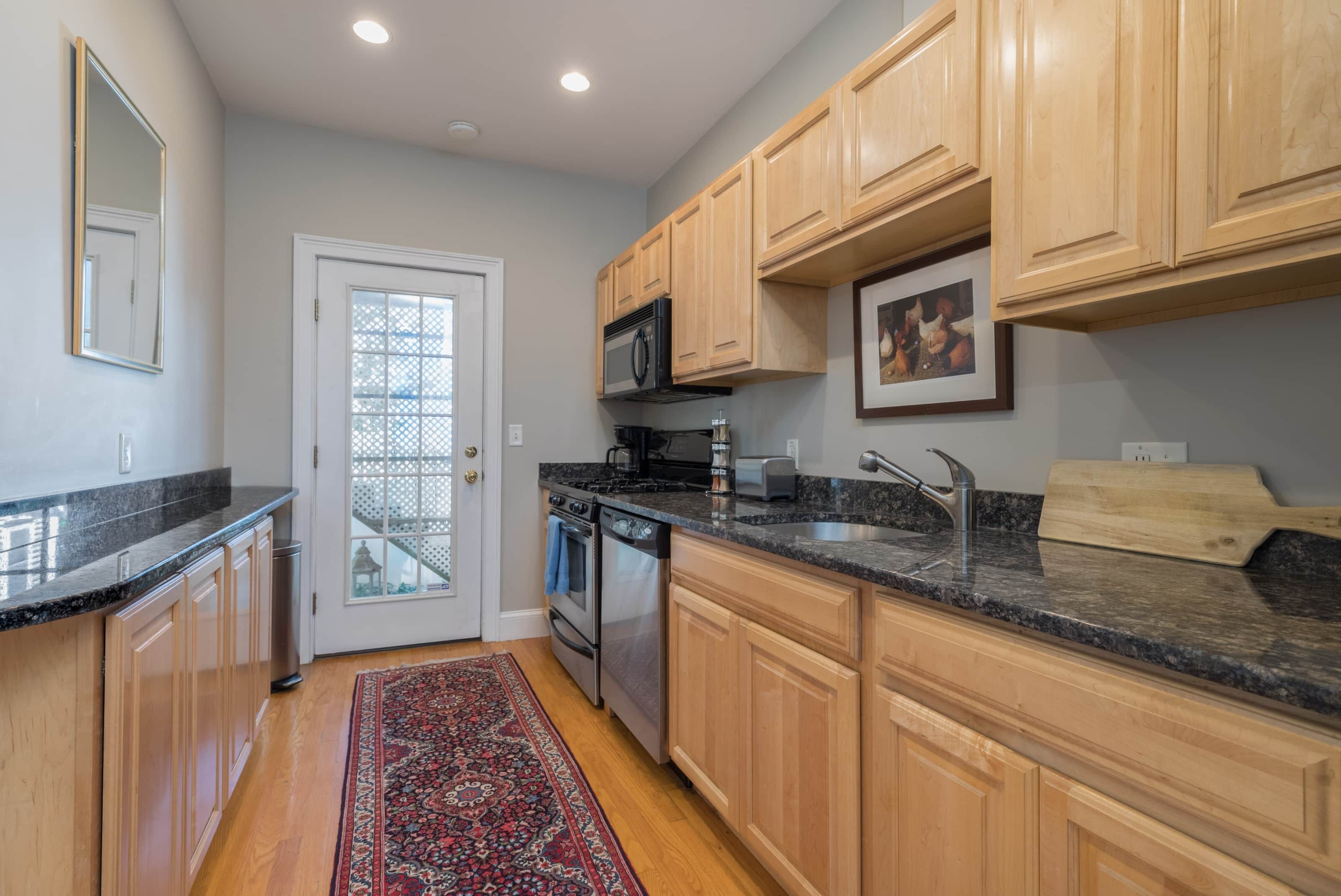 Coffee/tea maker, fridge, oven, stovetop