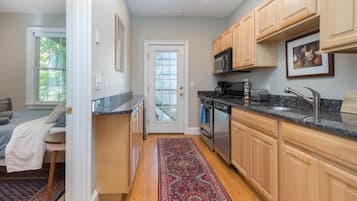 Jääkaappi, uuni, liesi, astianpesukone