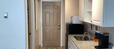 Réfrigérateur, micro-ondes, cafetière/bouilloire