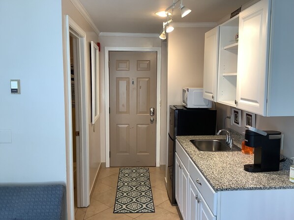 Réfrigérateur, micro-ondes, cafetière/bouilloire