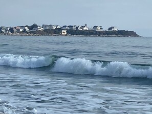 Une vue sur la côte, avec des vagues qui se dirigent vers le rivage.